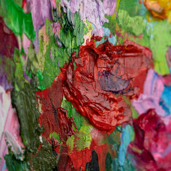 Detailansicht von Blüten und strukturierter Oberfläche