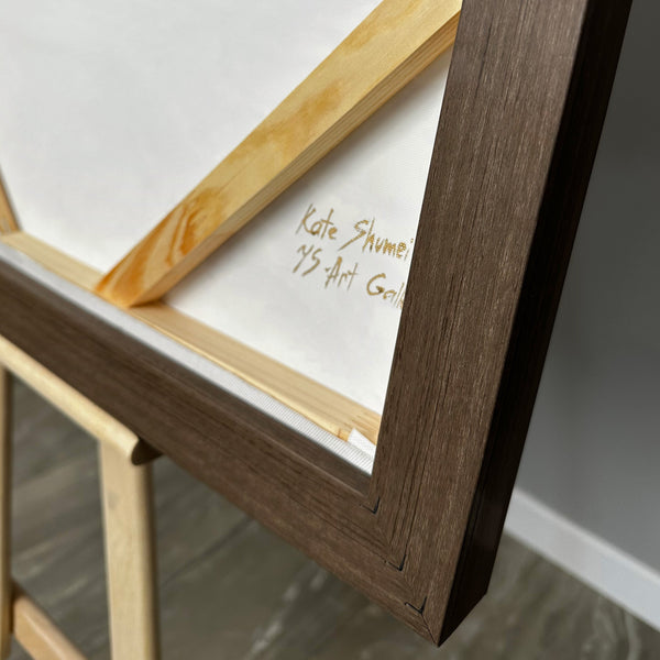Handgemaltes Acrylbild „Goldener Strom" an der Wand – Gold & Bronze Reliefmalerei mit grauem Rahmen