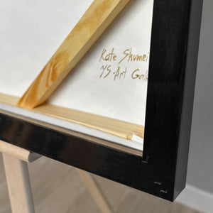 Handgemaltes Querformat Bild „Silberne Tiefe" an der Wand – Goldstrom auf Blau mit schwarzem Goldrahmen 