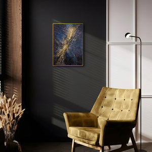 Kosmisches Acrylgemälde „Silberne Tiefe" im modernen Wohnzimmer – dramatische Wanddeko in Blau und Gold