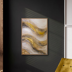 „Goldene Wellen" im modernen Wohnzimmer – handgemaltes Goldgemälde mit Holzrahmen als Wanddeko