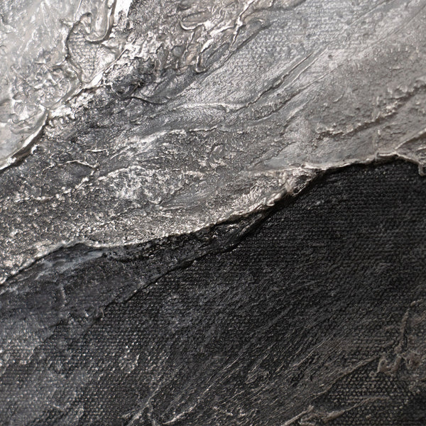 Abstraktes Kunstbild mit dunkler Steinstruktur in Grau und Schwarz