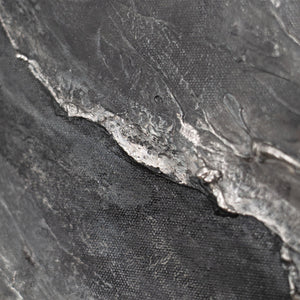 Abstraktes Leinwandbild mit kontrastreicher Steinoptik in Grautönen