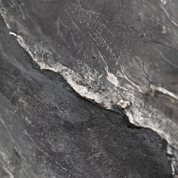 Abstraktes Leinwandbild mit kontrastreicher Steinoptik in Grautönen