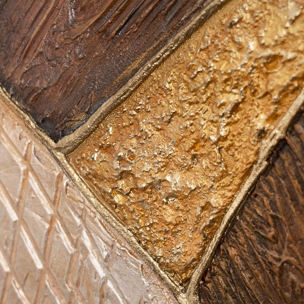 Detail eines geometrischen Leinwandbildes in Holzoptik