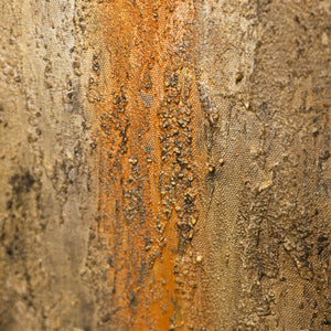 Detail eines abstrakten Leinwandbildes mit Rosteffekt in Braun und Grau