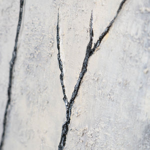 Handgemalte Acrylmalerei mit Rahmen „Atem des Winters“ – Abstrakte Kunst in Schwarz-Weiß