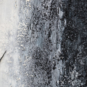 Handgemalte Acrylmalerei mit Rahmen „Atem des Winters“ – Abstrakte Kunst in Schwarz-Weiß