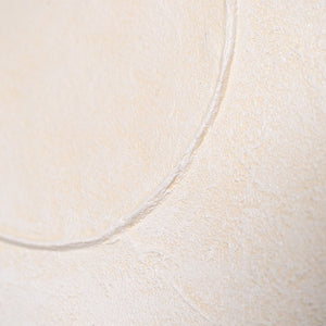 Abstrakte Linienstruktur auf Leinwand in Cremeweiß, Detailaufnahme