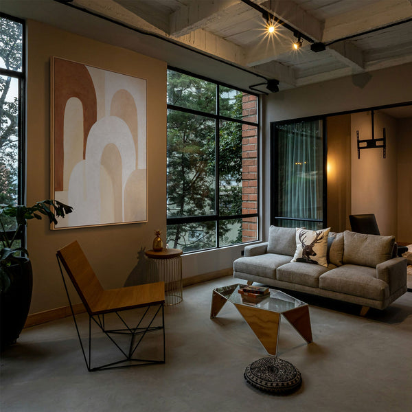 Leinwandbild mit Rahmen „Atem der Architektur“ – Abstrakte Wanddeko in Beige und Braun