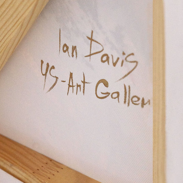 Rückseite eines abstrakten Leinwandbildes mit Künstlerbeschriftung