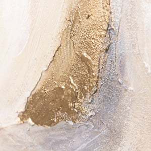 Abstraktes Leinwandbild mit goldfarbener Textur auf hellem Hintergrund
