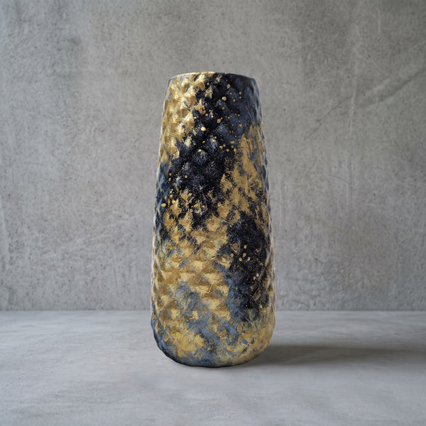 Keramikvase handbemalt, Rautenmuster in Blau und Gold, 24 cm
