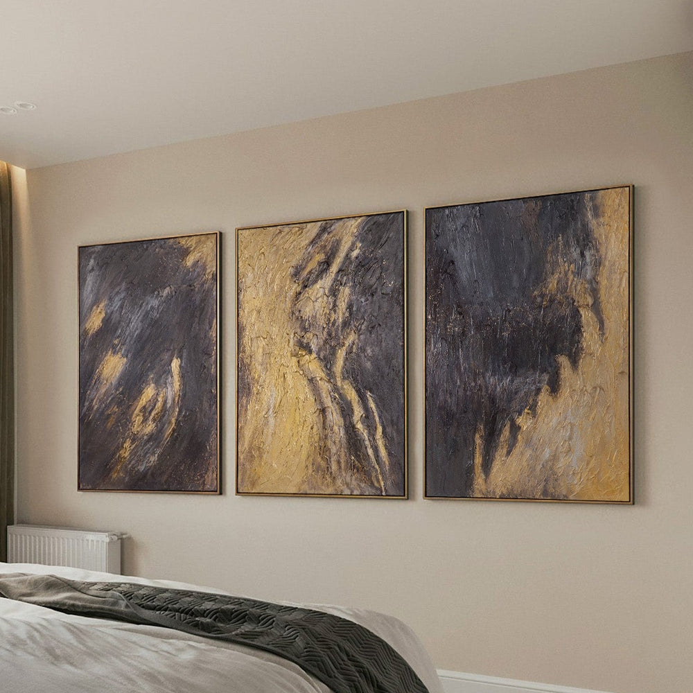 Wandbilder Schlafzimmer überm Bett – Triptychon abstrakt in Schwarz und Gold auf hell beiger Wand