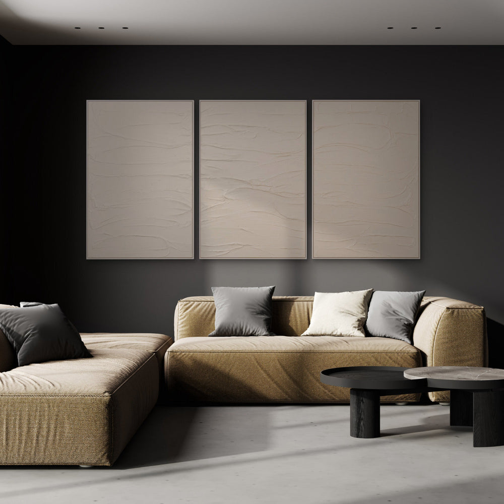 Wandbilder Wohnzimmer Japandi – Minimalistisches Triptychon in Beige und Cremeweiß überm Sofa
