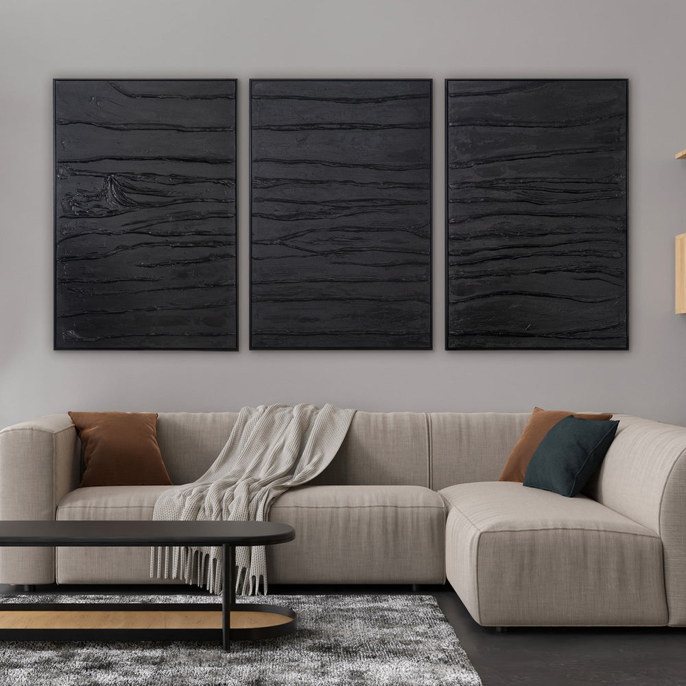 Wandbilder Wohnzimmer überm Sofa – Triptychon schwarz mit 3D Struktur über hellbeiger Eckcouch