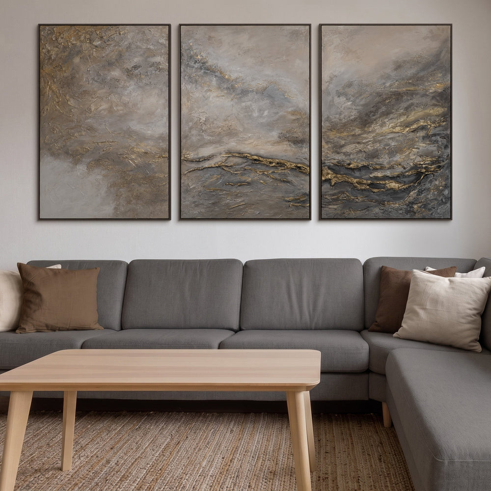 Wandbilder Wohnzimmer überm Sofa – Triptychon abstrakt in Grau, Beige und Gold über grauer Eckcouch