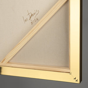 Handgemaltes Acrylbild „Sanfter Zeitfluss" an der Wand – Goldstruktur mit goldenem Rahmen