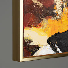 Abstrakte Acrylmalerei in goldfarbenem Rahmen, Nahaufnahme der texturierten Oberfläche mit kräftigen Farben wie Gelb, Rot und Schwarz, moderne Wanddekoration