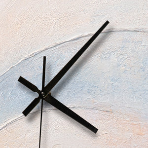 Ausgefallene Wanduhr lautlos – Handgemalte Abstraktion Peach & Hellblau, quadratisch