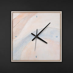 Ausgefallene Wanduhr lautlos – Handgemalte Abstraktion Peach & Hellblau, quadratisch