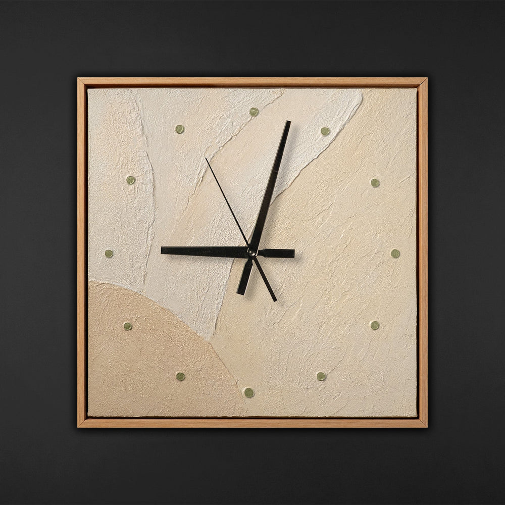 Ausgefallene Wanduhr lautlos – Handgemalte Abstraktion Beige/Natur, 35×35 cm