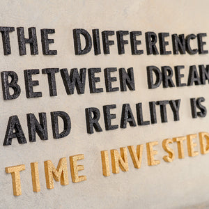 Time Invested – handgemaltes Motivationsbild fürs Büro mit 3D-Relief, 140 × 70 cm