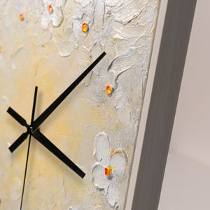 Ausgefallene Wanduhr Blumen lautlos – Handgemalte Weiß-Creme-Abstraktion, quadratisch