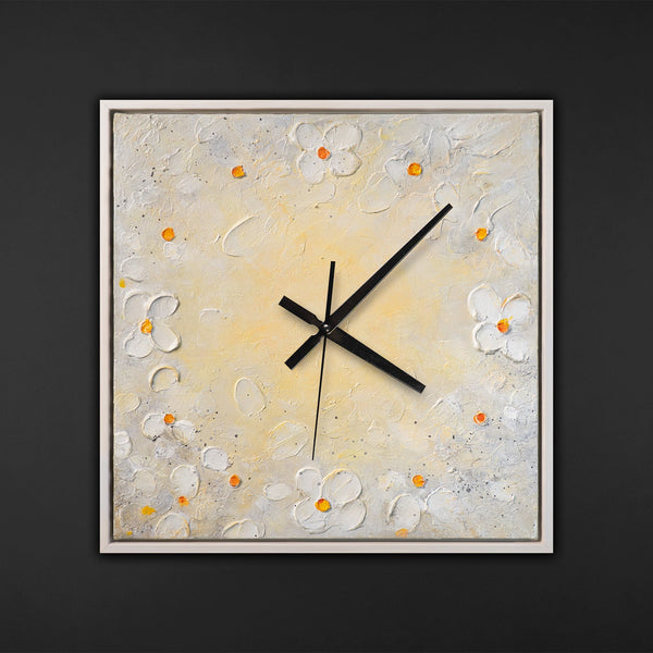Ausgefallene Wanduhr Blumen lautlos – Handgemalte Weiß-Creme-Abstraktion, quadratisch
