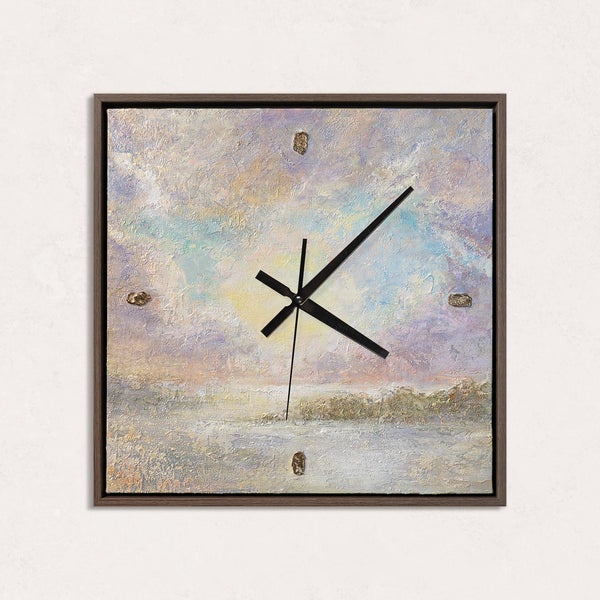Ausgefallene Wanduhr lautlos – Handgemalter Sonnenaufgang Lavendel & Gold, quadratisch