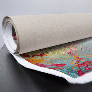 Leinwand mit farbigem Motiv gerollt