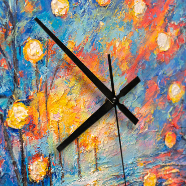 Ausgefallene Wanduhr bunt lautlos – Handgemalte Nacht mit Laternen, Blau & Orange, quadratisch