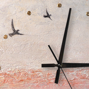 Ausgefallene Wanduhr Vögel lautlos – Handgemalter Himmel Rosa & Grau mit Goldakzenten, quadratisch
