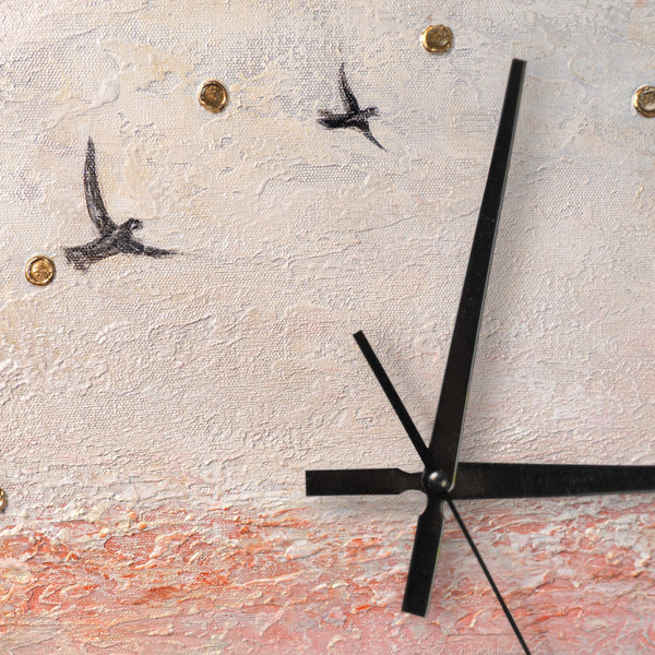 Ausgefallene Wanduhr Vögel lautlos – Handgemalter Himmel Rosa & Grau mit Goldakzenten, quadratisch