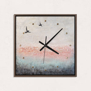 Ausgefallene Wanduhr Vögel lautlos – Handgemalter Himmel Rosa & Grau mit Goldakzenten, quadratisch