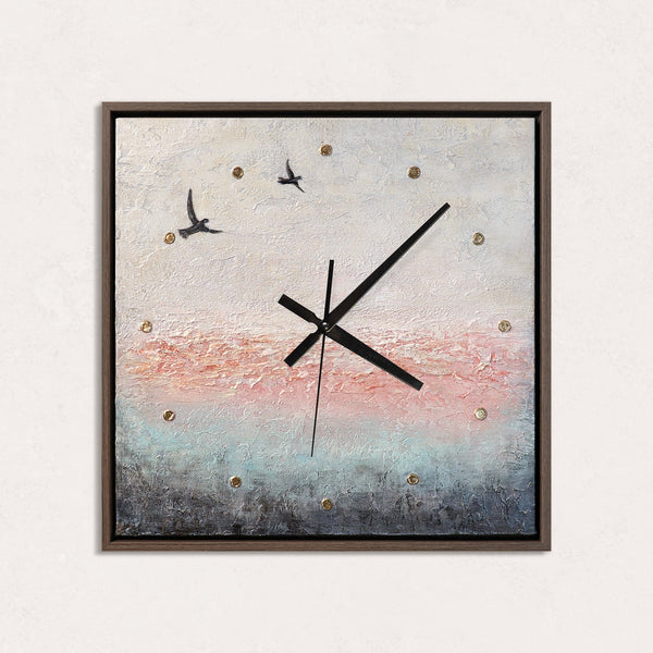 Ausgefallene Wanduhr Vögel lautlos – Handgemalter Himmel Rosa & Grau mit Goldakzenten, quadratisch