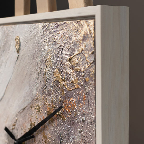 Ausgefallene Wanduhr lautlos – Handgemalte Marmor-Abstraktion Rosa, Grau & Gold, quadratisch