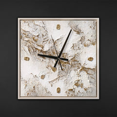 Ausgefallene Wanduhr lautlos – Handgemachtes Weiß-Gold-Relief, skulptural, quadratisch