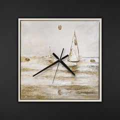 Ausgefallene Wanduhr lautlos – Handgemachtes Segelboot-Relief Weiß & Gold, minimalistisch