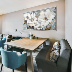 Wandbild XXL Blumen – Großes abstraktes Leinwandbild mit weißen Blüten im modernen Esszimmer