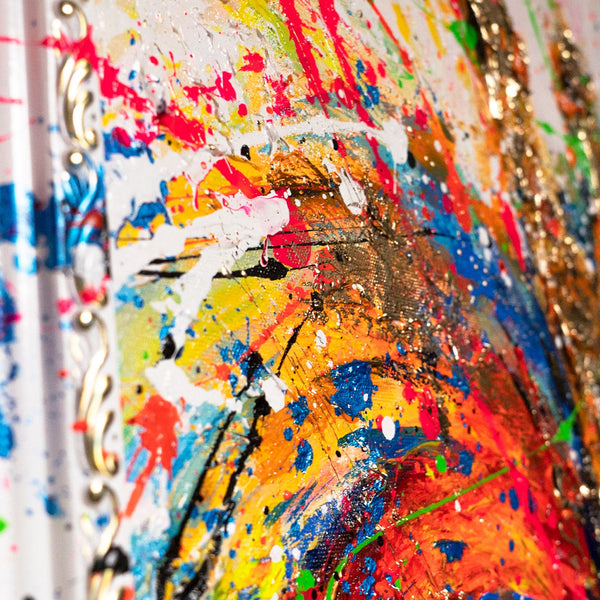 Bunte Spritzer im oberen Bereich des Bildes