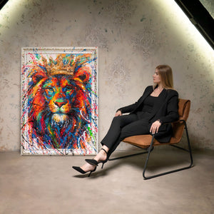 Künstler mit sitzendem Blick auf das Kunstwerk