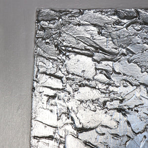 Nahaufnahme strukturierter Fläche in Silber und Grau